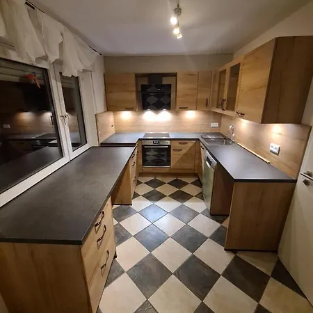 Geraeumiges In Mit Einfacher Ausstattung, Fuer Geschaeftsreisende, Gruppen Oder Familien Geeignet, 4 Schlafzimmer *