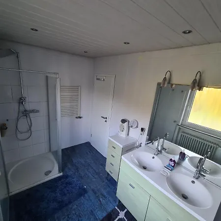 Geraeumiges In Mit Einfacher Ausstattung, Fuer Geschaeftsreisende, Gruppen Oder Familien Geeignet, 4 Schlafzimmer Apartament *