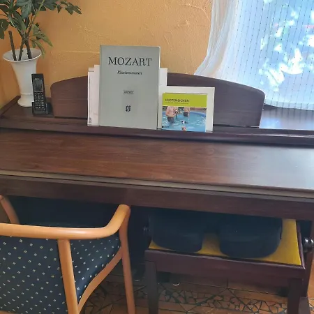 Geraeumiges In Mit Einfacher Ausstattung, Fuer Geschaeftsreisende, Gruppen Oder Familien Geeignet, 4 Schlafzimmer Bad Salzuflen