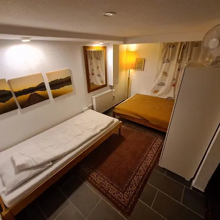 Apartament Geraeumiges In Mit Einfacher Ausstattung, Fuer Geschaeftsreisende, Gruppen Oder Familien Geeignet, 4 Schlafzimmer Bad Salzuflen