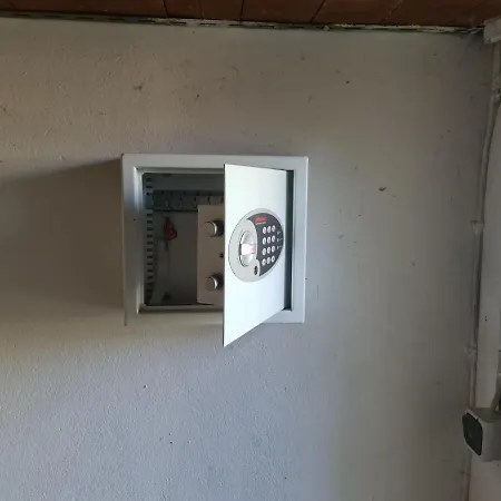 Apartament Geraeumiges In Mit Einfacher Ausstattung, Fuer Geschaeftsreisende, Gruppen Oder Familien Geeignet, 4 Schlafzimmer