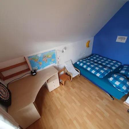 Geraeumiges In Mit Einfacher Ausstattung, Fuer Geschaeftsreisende, Gruppen Oder Familien Geeignet, 4 Schlafzimmer *