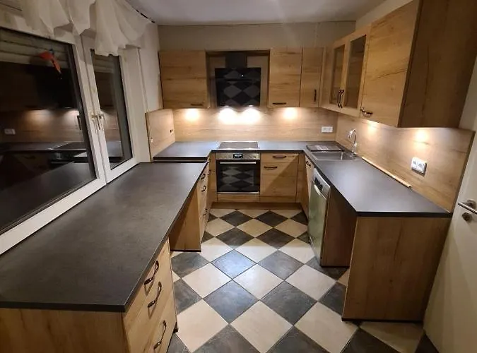 Geraeumiges In Mit Einfacher Ausstattung, Fuer Geschaeftsreisende, Gruppen Oder Familien Geeignet, 4 Schlafzimmer *