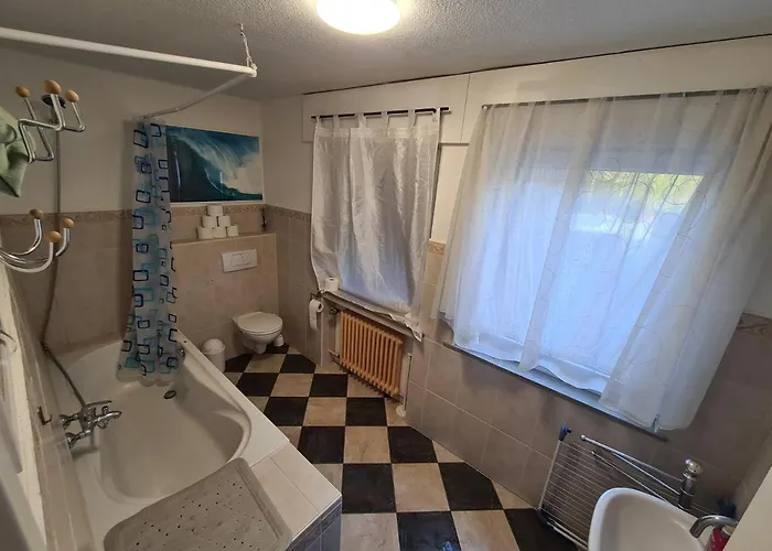 Geraeumiges In Mit Einfacher Ausstattung, Fuer Geschaeftsreisende, Gruppen Oder Familien Geeignet, 4 Schlafzimmer Bad Salzuflen