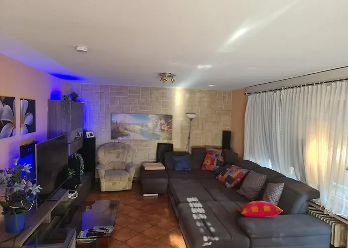 Geraeumiges In Mit Einfacher Ausstattung, Fuer Geschaeftsreisende, Gruppen Oder Familien Geeignet, 4 Schlafzimmer Lejlighed Bad Salzuflen