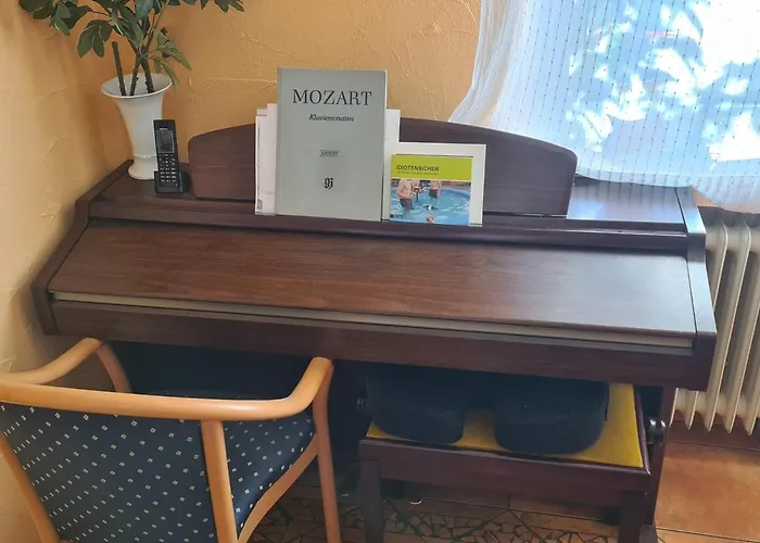 Geraeumiges In Mit Einfacher Ausstattung, Fuer Geschaeftsreisende, Gruppen Oder Familien Geeignet, 4 Schlafzimmer Bad Salzuflen