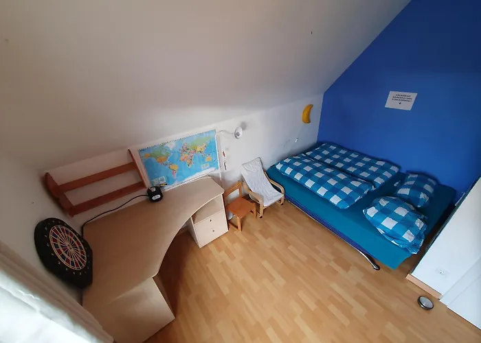 Geraeumiges In Mit Einfacher Ausstattung, Fuer Geschaeftsreisende, Gruppen Oder Familien Geeignet, 4 Schlafzimmer *