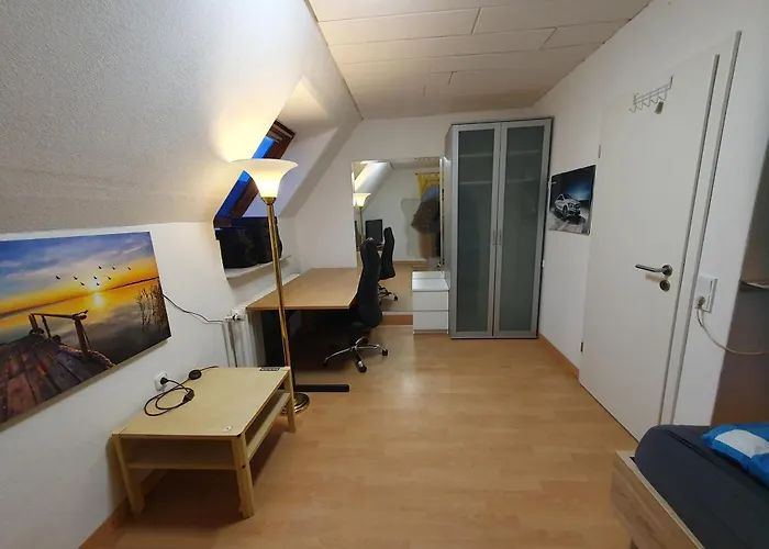 Geraeumiges In Mit Einfacher Ausstattung, Fuer Geschaeftsreisende, Gruppen Oder Familien Geeignet, 4 Schlafzimmer *